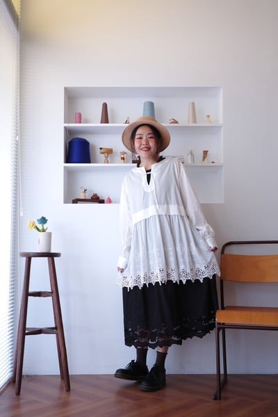 𓏭精緻花邊蕾絲拼接Ｖ領繫帶上衣10