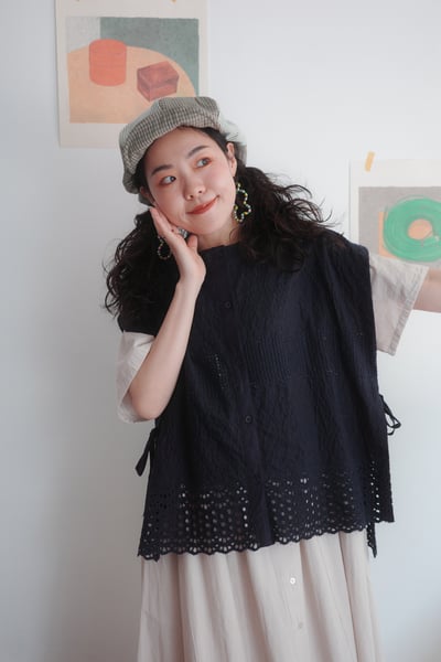 精緻鏤空花朵刺繡繫帶開扣背心6