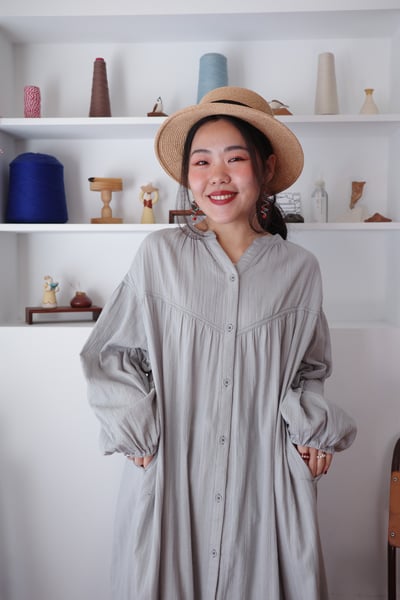 𓏭精緻緹花布料車線魚尾開襟洋裝4