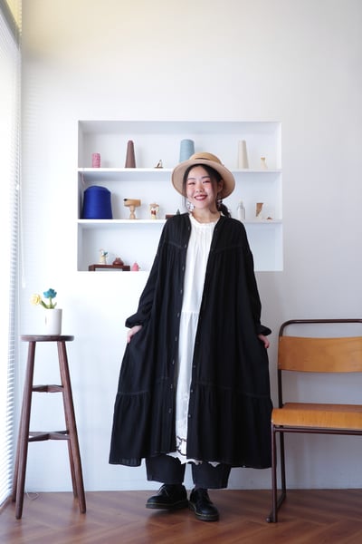 𓏭精緻緹花布料車線魚尾開襟洋裝9