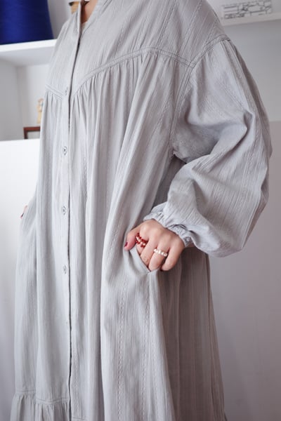 𓏭精緻緹花布料車線魚尾開襟洋裝17