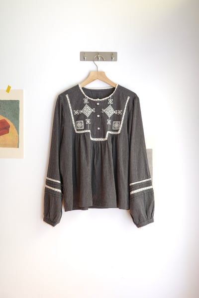 𓏭圖騰刺繡鏤空織帶直紋上衣1