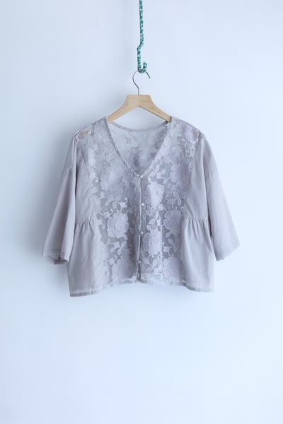 𓏭纏繞花朵刺繡Ｖ領開襟罩衫22