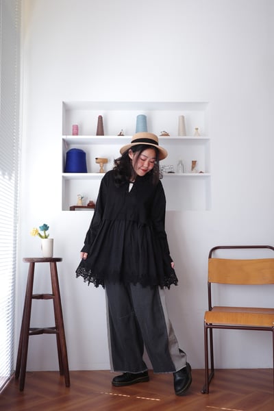 𓏭精緻花邊蕾絲拼接Ｖ領繫帶上衣14