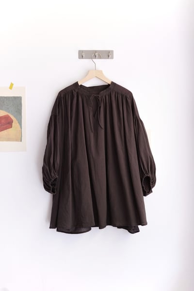 𓏭輕飄飄Ｖ領繫帶抓摺澎袖上衣19