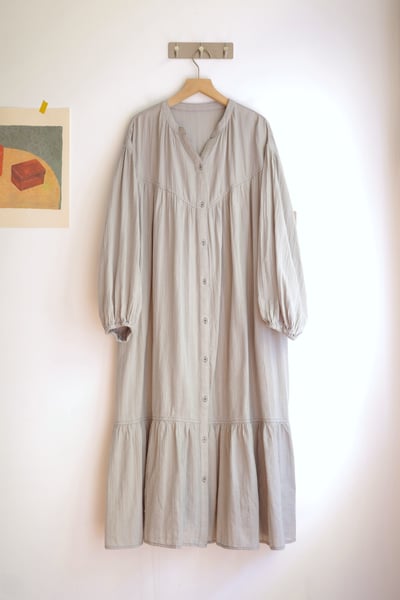 𓏭精緻緹花布料車線魚尾開襟洋裝20