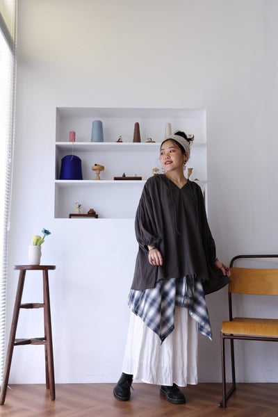 𓏭輕飄飄Ｖ領繫帶抓摺澎袖上衣12