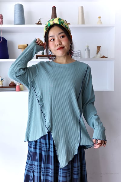 𓏭木耳邊點綴不規則下擺螺紋上衣17