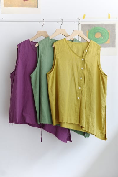 斜扣不對稱下擺抽鬚開襟背心1