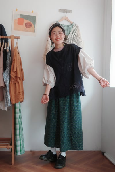 精緻鏤空花朵刺繡繫帶開扣背心8