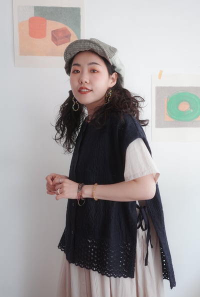 精緻鏤空花朵刺繡繫帶開扣背心5