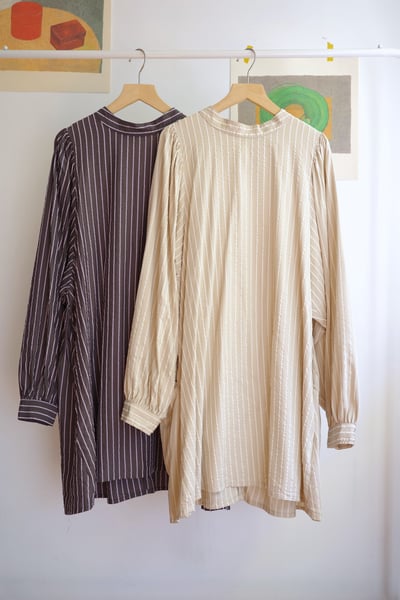 𓏭份量感優雅抓摺袖直紋緹花上衣1