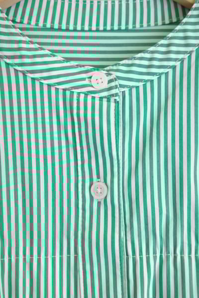 𓏭層次荷葉拼接無領襯衫17