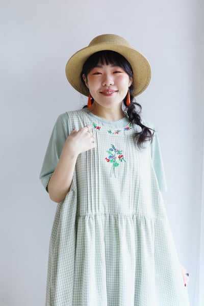 𓏭花束刺繡抓摺剪裁格紋背心洋裝15