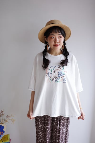 𓏭慵懶線條水果刺繡TEE8