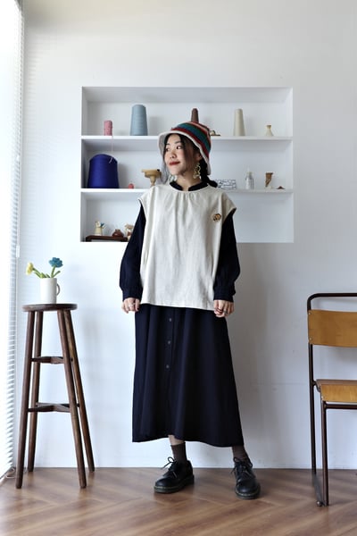 𓏭V字領壓摺開襟純色洋裝3