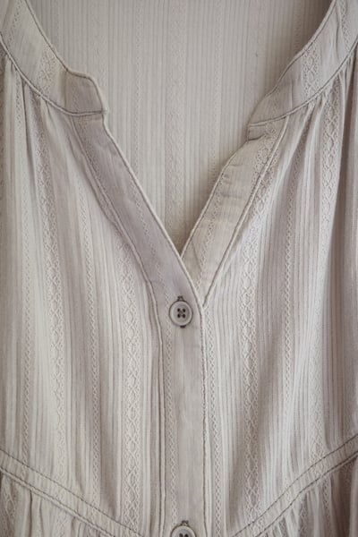 𓏭精緻緹花布料車線魚尾開襟洋裝21