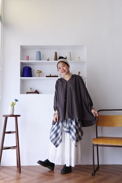 𓏭輕飄飄Ｖ領繫帶抓摺澎袖上衣18