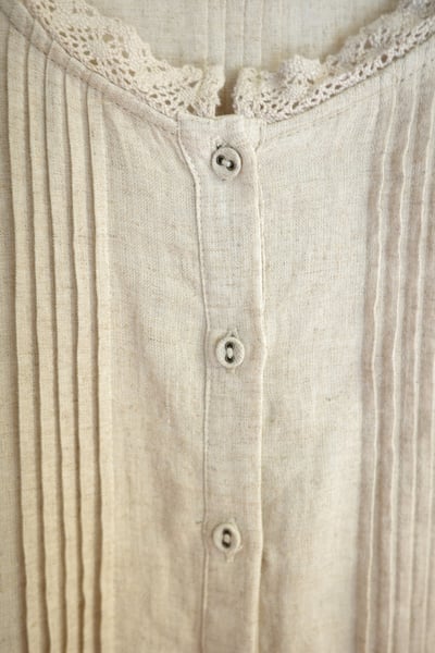 𓏭蕾絲花邊刺繡壓摺上衣21