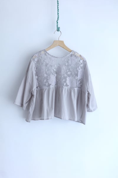 𓏭纏繞花朵刺繡Ｖ領開襟罩衫25
