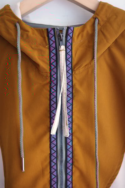 𓏭圖騰織帶色塊拼接連帽風衣背心17