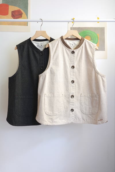 𓏭棒球領混織點圓弧下擺背心1