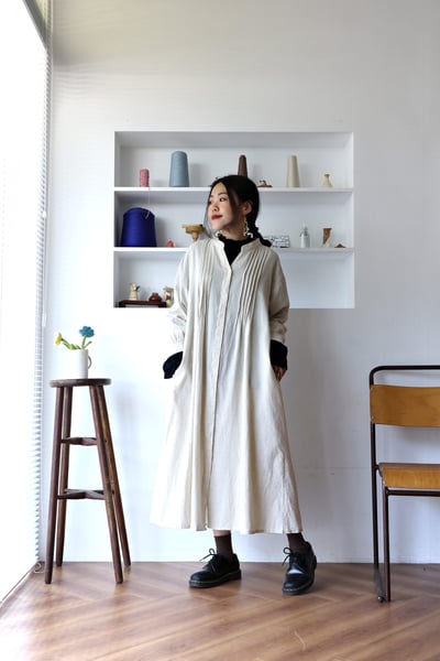 𓏭V字領壓摺開襟純色洋裝2