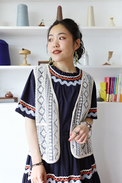 菱格圖紋透紗刺繡Ｖ領背心17