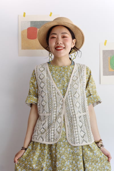 菱格圖紋透紗刺繡Ｖ領背心18