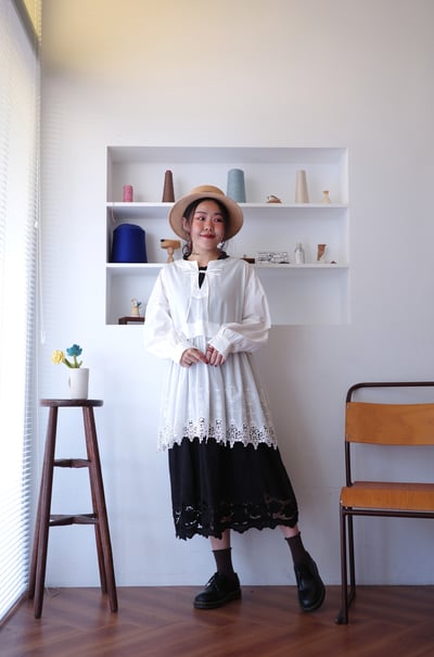 𓏭精緻花邊蕾絲拼接Ｖ領繫帶上衣13