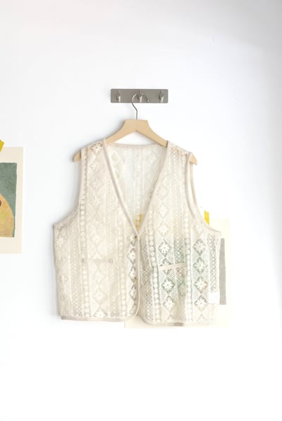 菱格圖紋透紗刺繡Ｖ領背心1