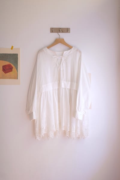 𓏭精緻花邊蕾絲拼接Ｖ領繫帶上衣17