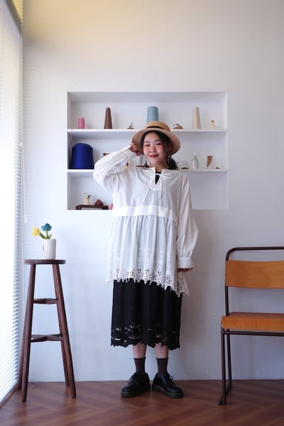 𓏭精緻花邊蕾絲拼接Ｖ領繫帶上衣6