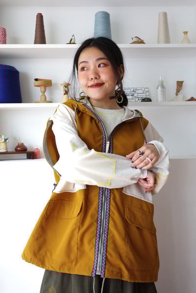 𓏭圖騰織帶色塊拼接連帽風衣背心5