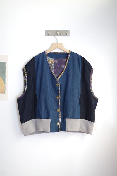 𓏭單寧花布拼接背心1