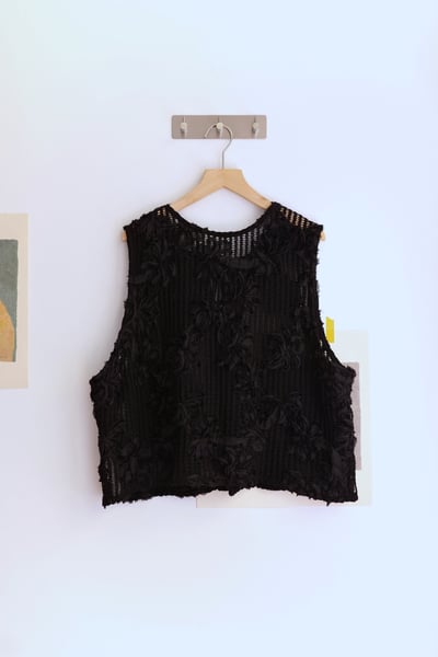 𓏭纏繞花朵洞洞繫帶背心25