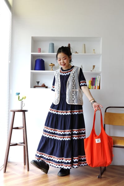 菱格圖紋透紗刺繡Ｖ領背心2