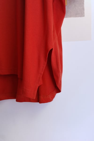 木耳邊點綴前後兩穿純色上衣25