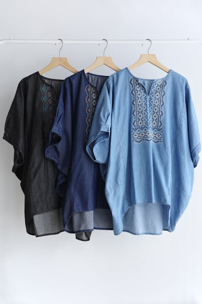 𓏭v領圖騰刺繡裁片拼接上衣1