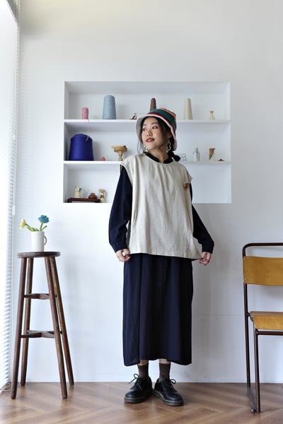 𓏭V字領壓摺開襟純色洋裝7