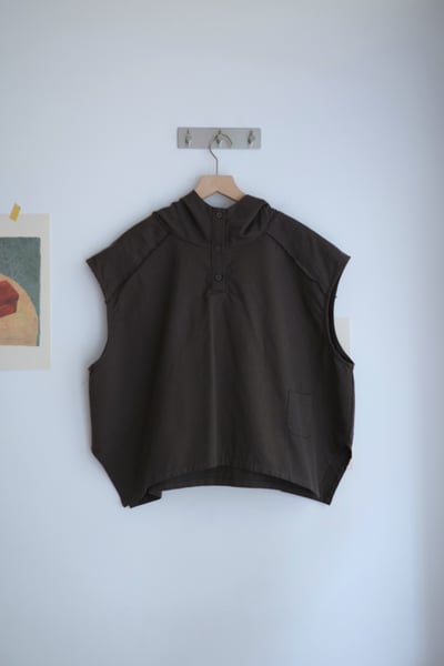 𓏭小布標開衩下擺鬆身連帽背心14