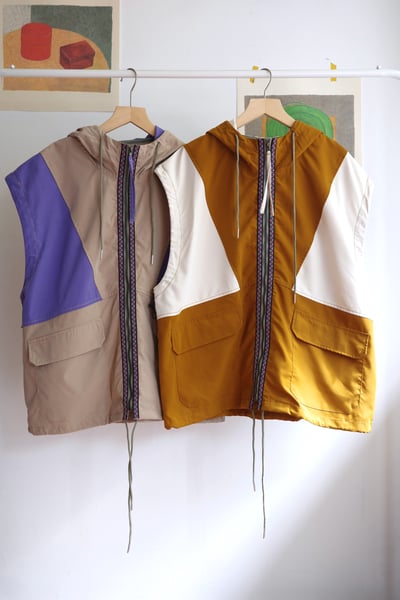 𓏭圖騰織帶色塊拼接連帽風衣背心1