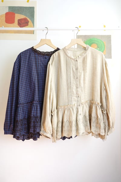 𓏭蕾絲花邊刺繡壓摺上衣1