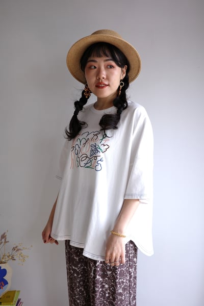 𓏭慵懶線條水果刺繡TEE12