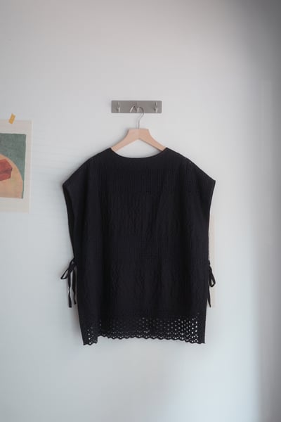 精緻鏤空花朵刺繡繫帶開扣背心11