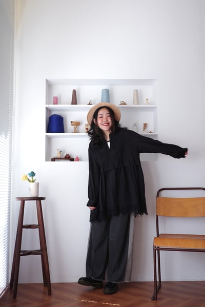 𓏭精緻花邊蕾絲拼接Ｖ領繫帶上衣16