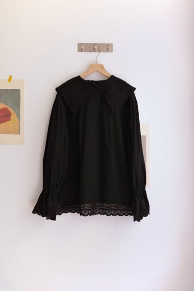 𓏭份量感領片蕾絲拼接襯衫25