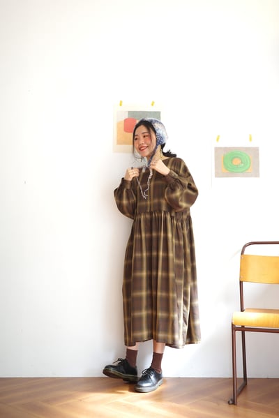 𓏭腰際抓摺格紋開襟洋裝9