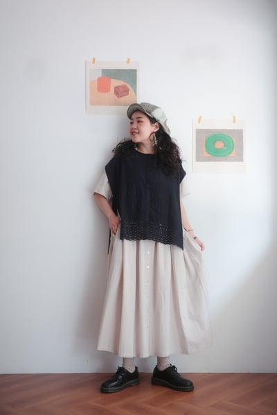 精緻鏤空花朵刺繡繫帶開扣背心4