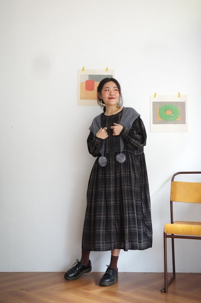 𓏭腰際抓摺格紋開襟洋裝10